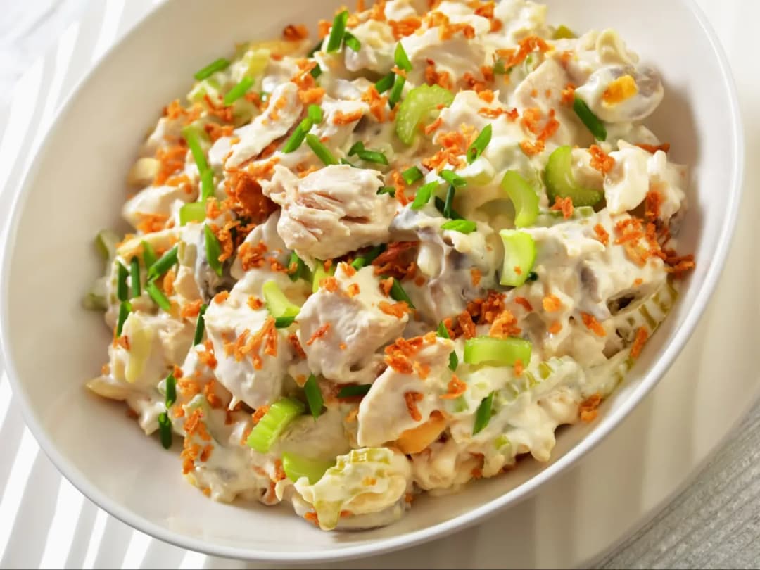 Prosty przepis na pyszną sałatkę z kurczakiem – krok po kroku dla każdego