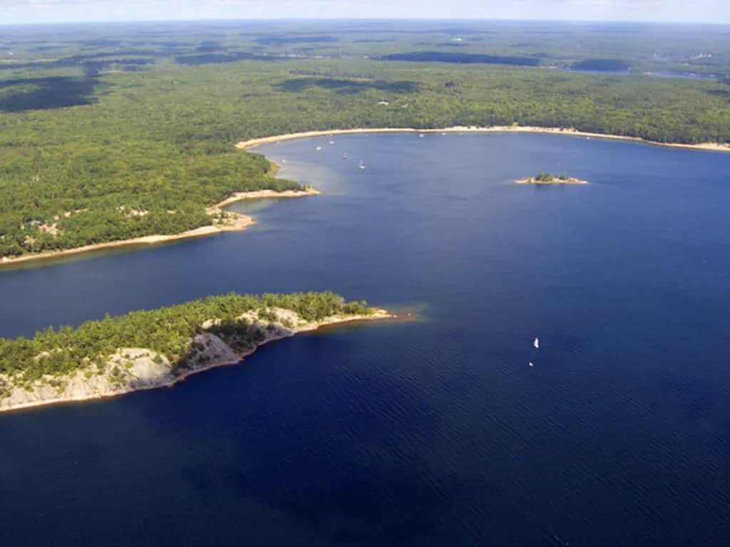 Wielkie jezioro w Kanadzie: fascynujące fakty i niezwykłe cechy