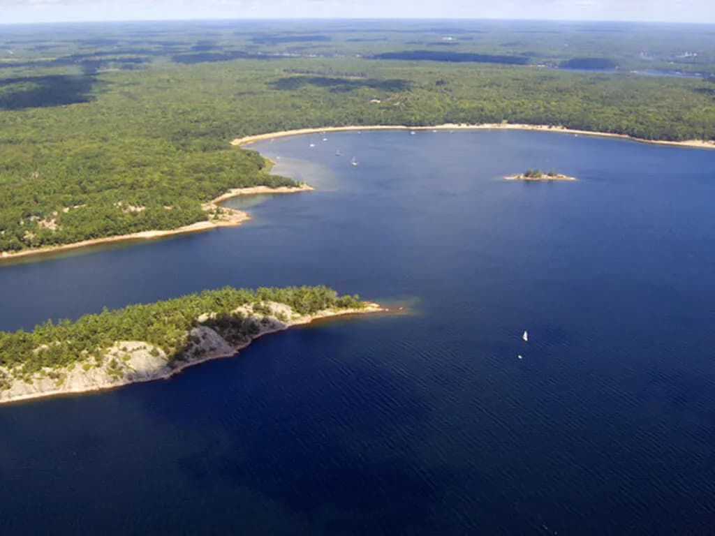 Wielkie jezioro w Kanadzie: fascynujące fakty i niezwykłe cechy