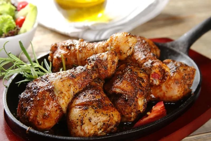 Jak piec pałki w piekarniku, aby były soczyste i chrupiące