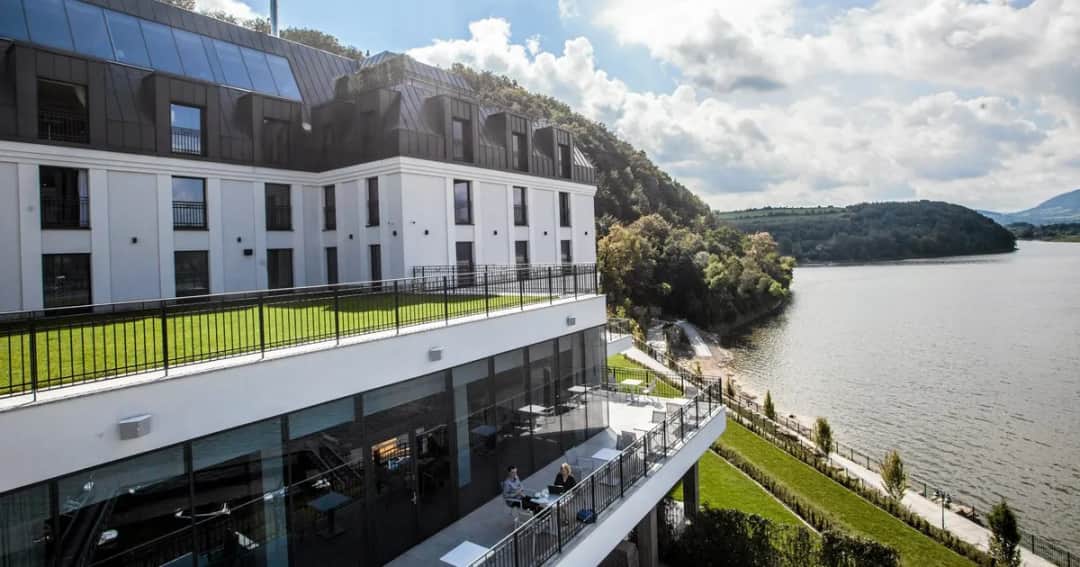 Najlepsze hotele nad jeziorem Śląskim – uniknij rozczarowań przy wyborze