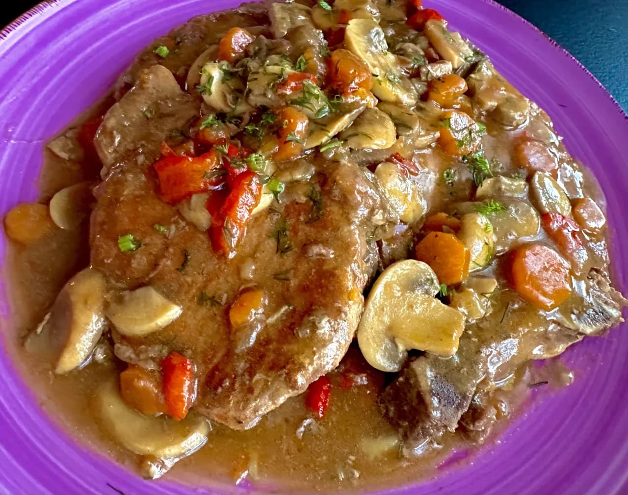 Co ugotować na kościach ze schabu? Smakowite przepisy na zupy i dania