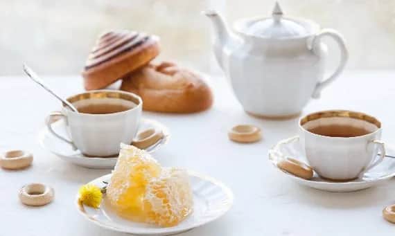 Jak podawać herbatę w restauracji, aby zaskoczyć gości i uniknąć błędów