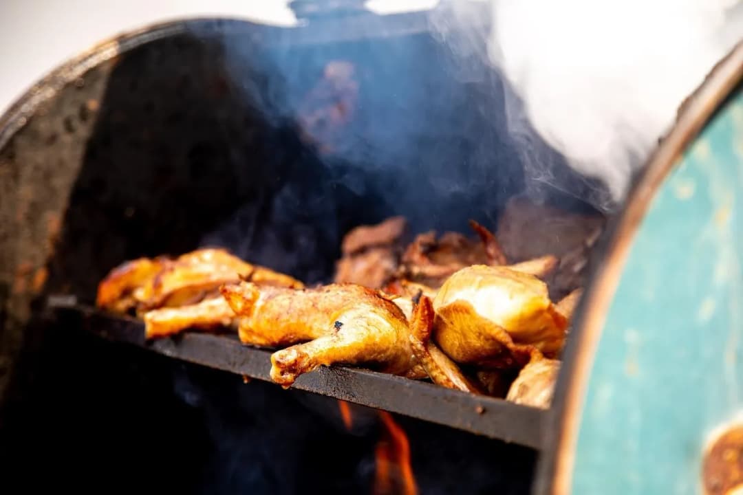 Ile wędzić pierś z kurczaka? Proste kroki, idealny czas i temperatura wędzenia